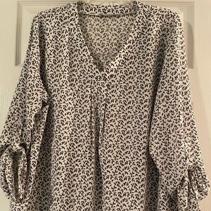 Youtalia black & cream (near white) print v-neck tunic. XXL. Very good cond.